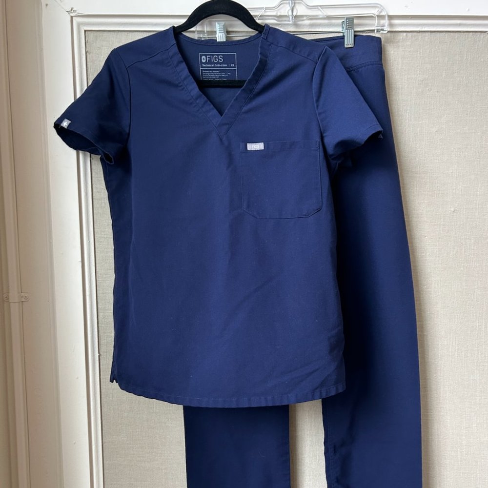FIGS Catarina One-Pocket Scrub Top and Livingston Basic Scrub Pants - NAVY